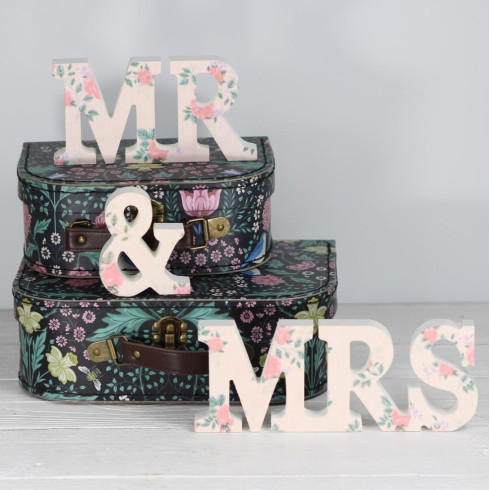 Drevený nápis MR & MRS s ružami