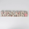 Drevený nápis MR & MRS s ružami