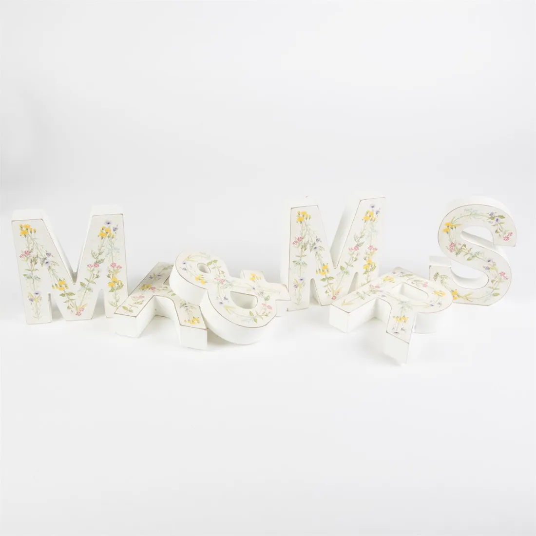 Dřevěný nápis Mr & Mrs s lučními květinami