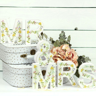 Drevený nápis Mr & Mrs s lúčnymi kvetmi