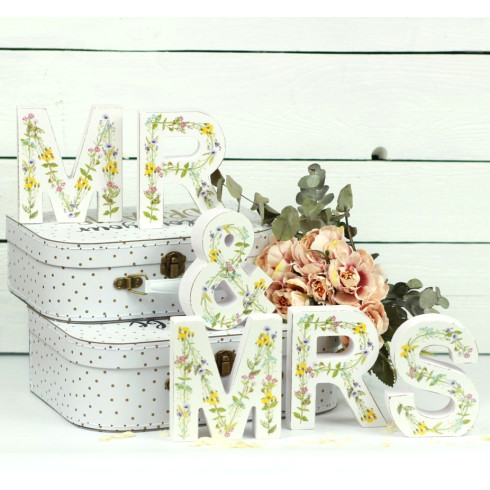 Drevený nápis Mr & Mrs s lúčnymi kvetmi