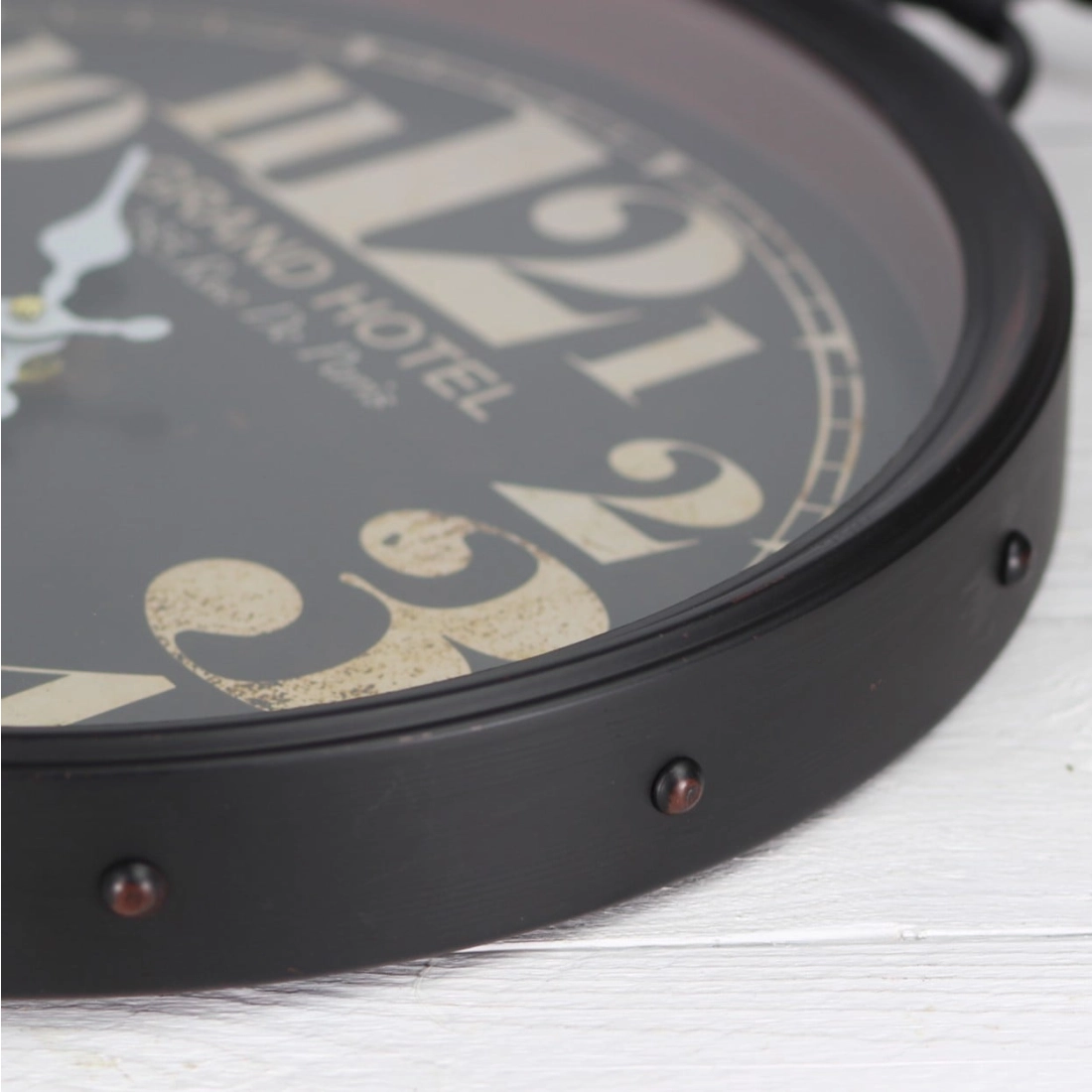 Nástenné kovové hodiny