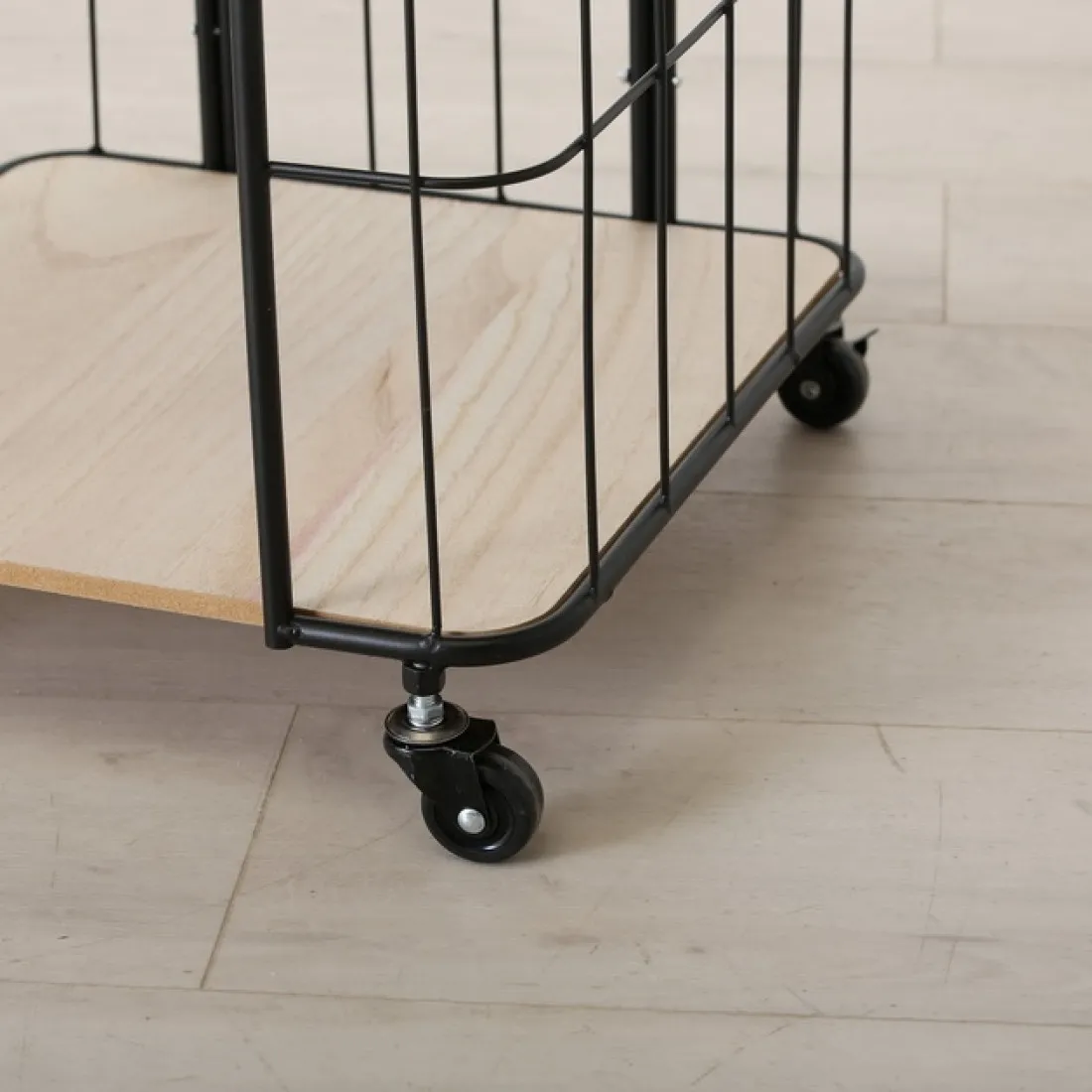 Odkladací stolík na kolieskach 40 cm