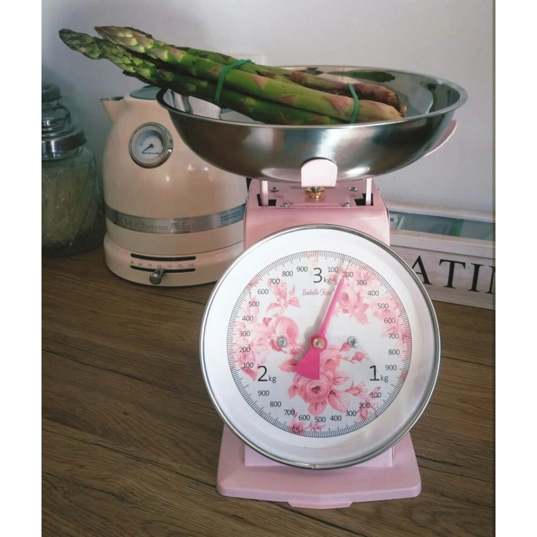 Retro kuchynská váha s ružami - ružová