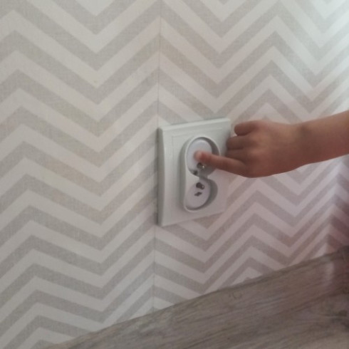 Bezpečnostní záslepky do zásuvek 15 ks + klíč - bílé