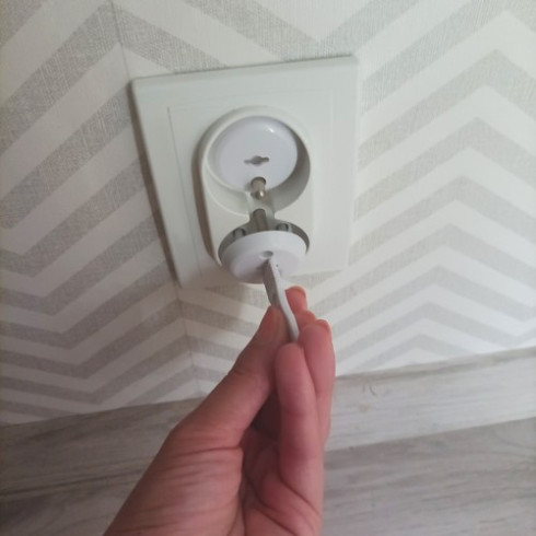 Bezpečnostní záslepky do zásuvek 15 ks + klíč - bílé