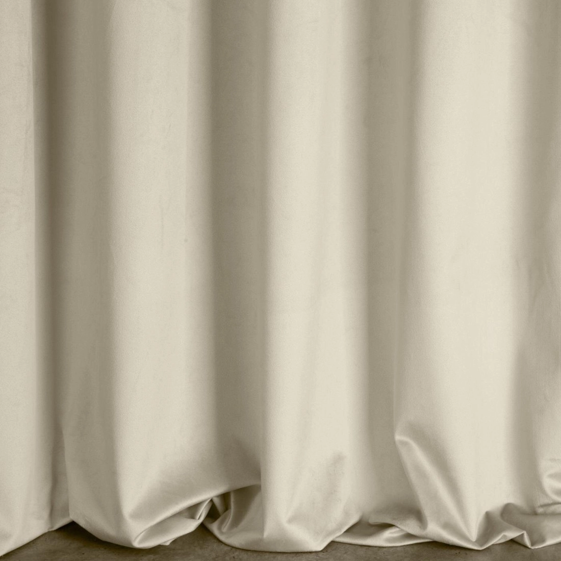 Designová závěs Rosa z jemného sametu - 135x300 cm - béžový uchycení řasící páska