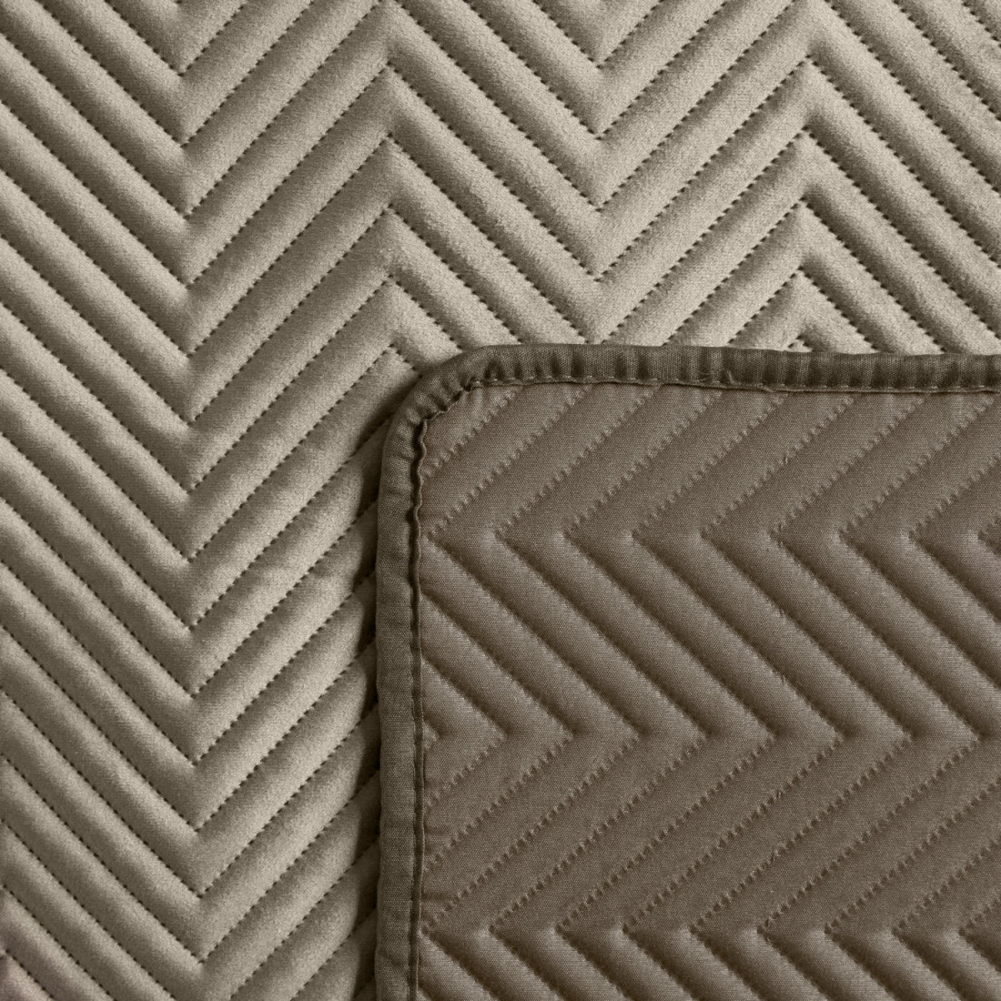 Prémiový prešívaný prehoz Sofia z jemného a matného zamatu - hnedý 200x220 cm 