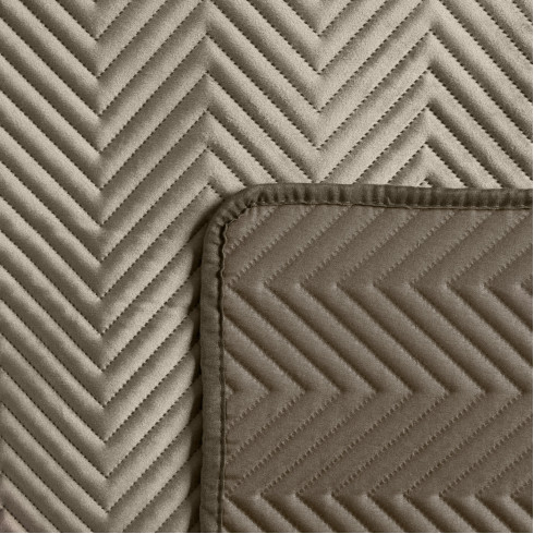 Prémiový prešívaný prehoz Sofia z jemného a matného zamatu - hnedý 200x220 cm 