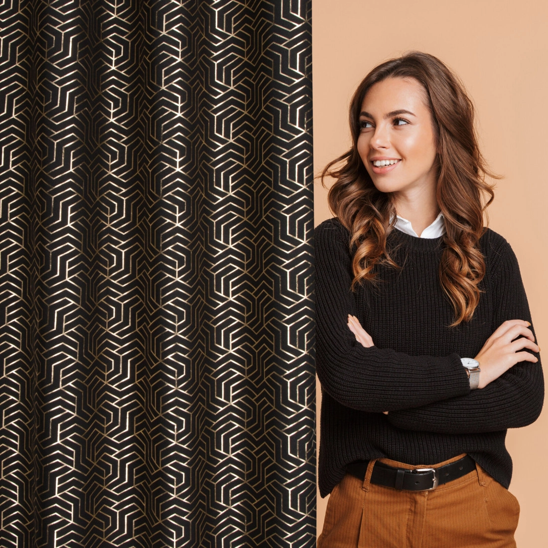 Geometrikus mintás függöny 140 x 250 cm - fekete - rögzítés: dekoratív karikák