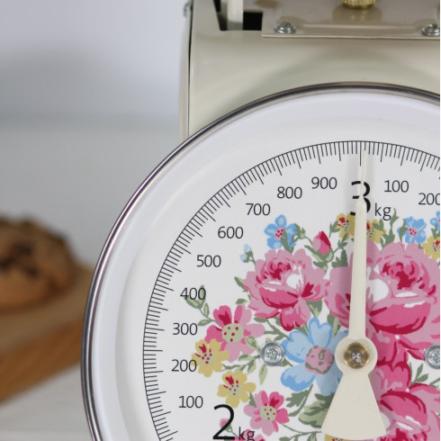 Retro kuchyňská váha s růžemi - krémová