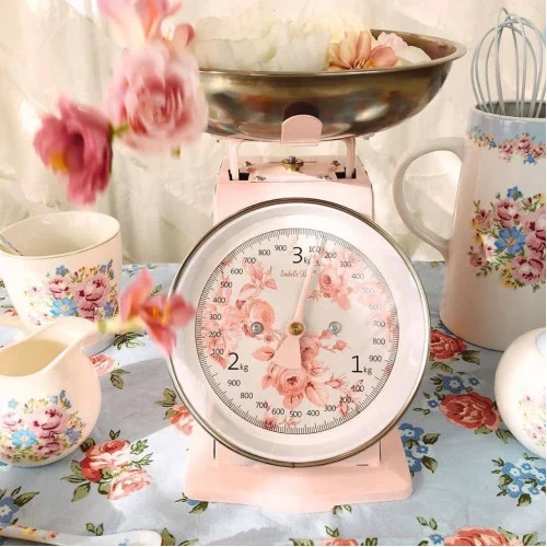 Retro kuchynská váha s ružami - ružová