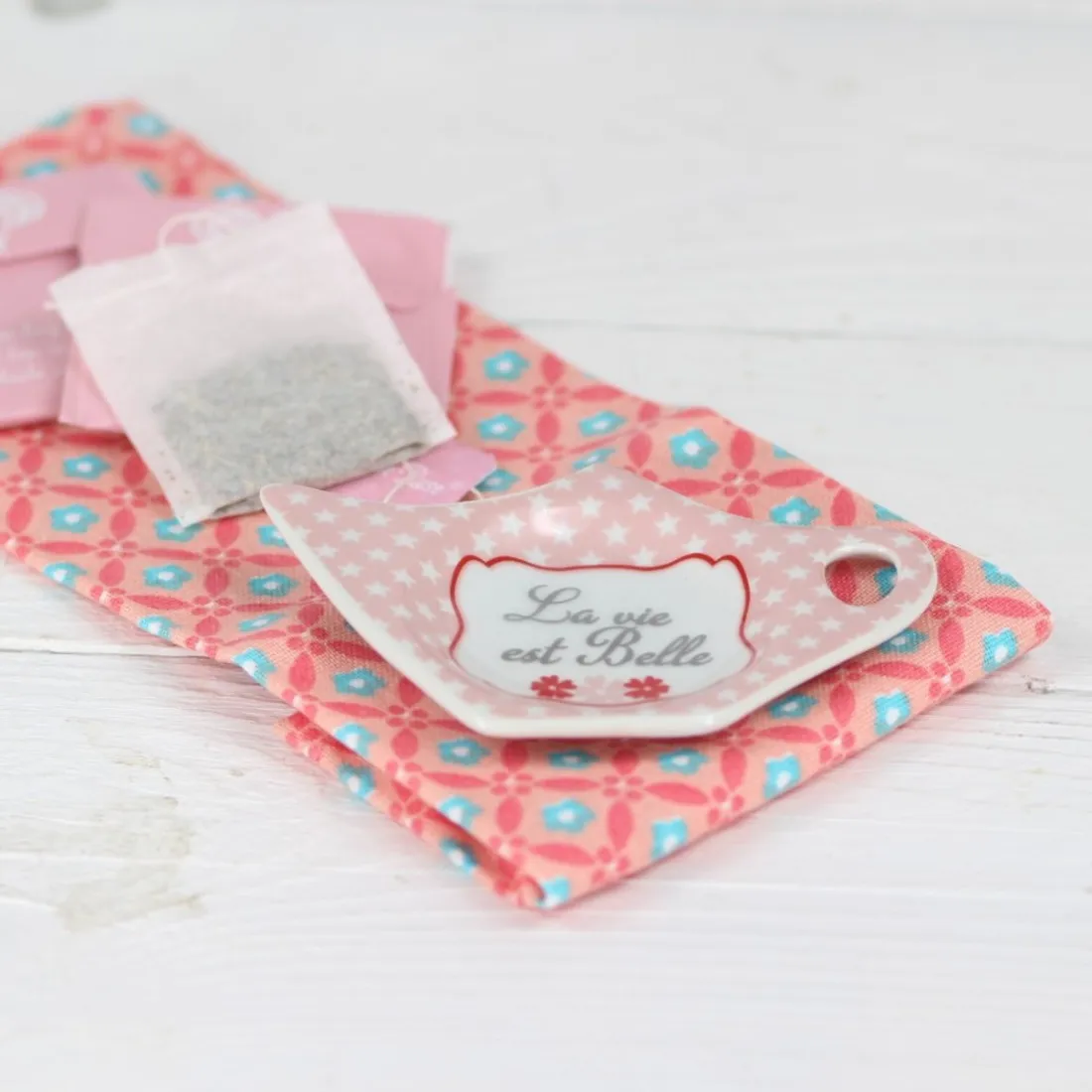 Porcelánová tácka na čajový sáčok La vie est Belle