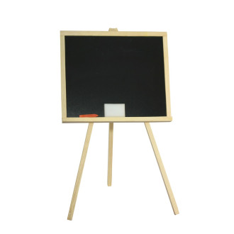 Drevená tabuľa s kriedou a špongiou