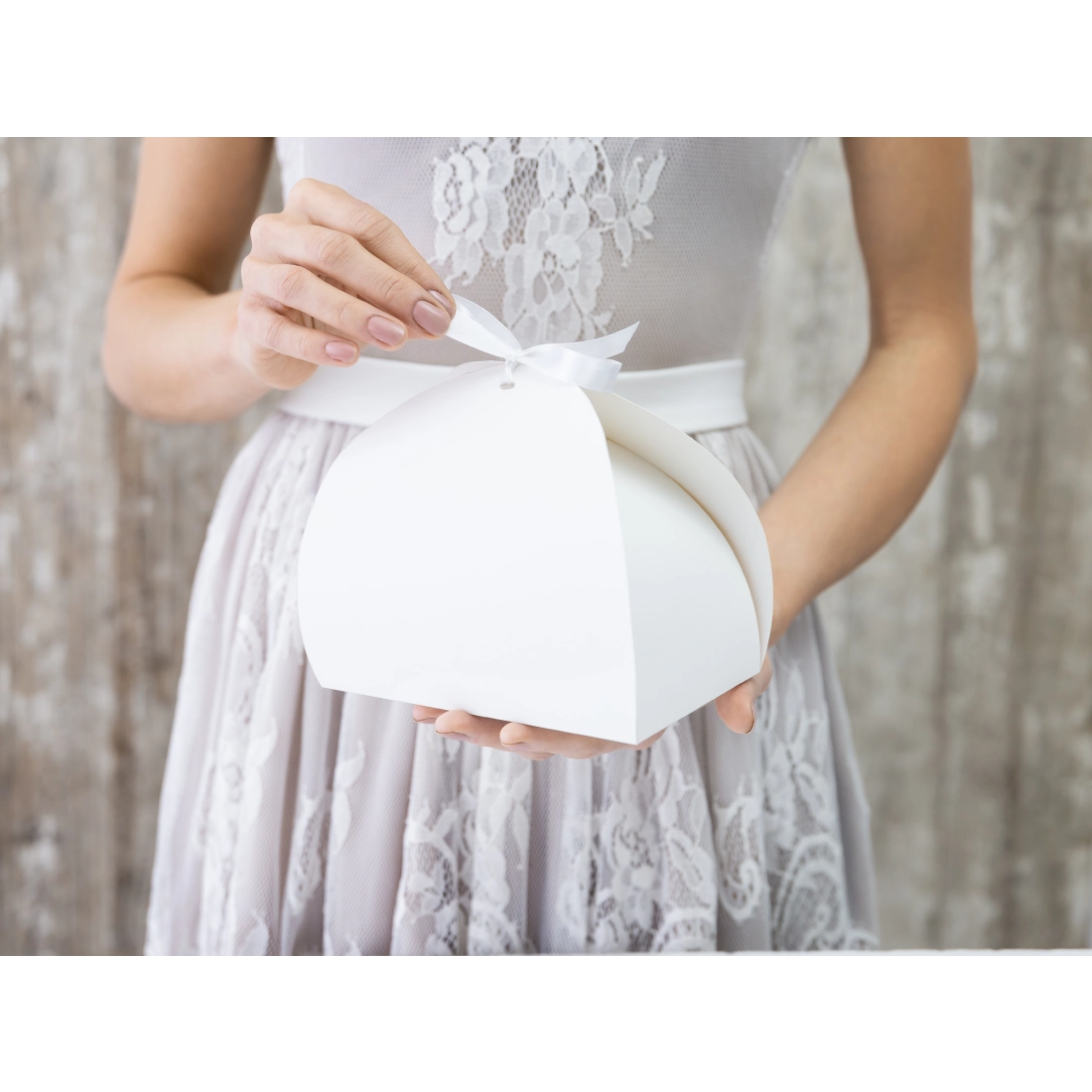 Fehér papírdoboz tortához masnival 16,5×14×9,5 cm – 10 db