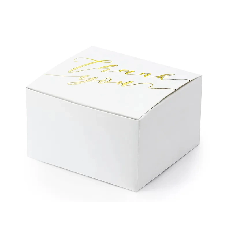 Cutii cadou albe cu inscripția 