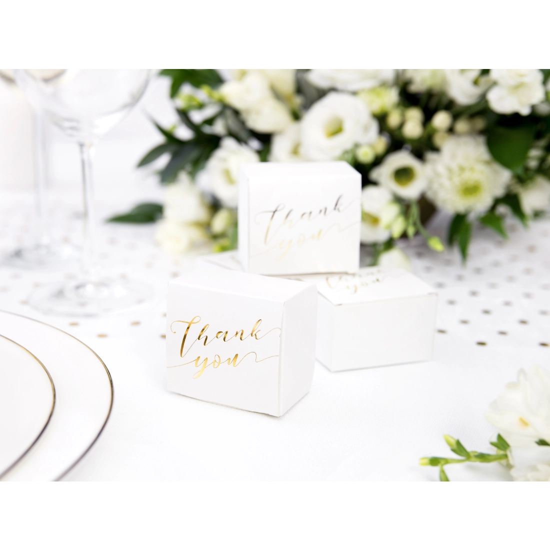 Cutii cadou albe cu inscripția 