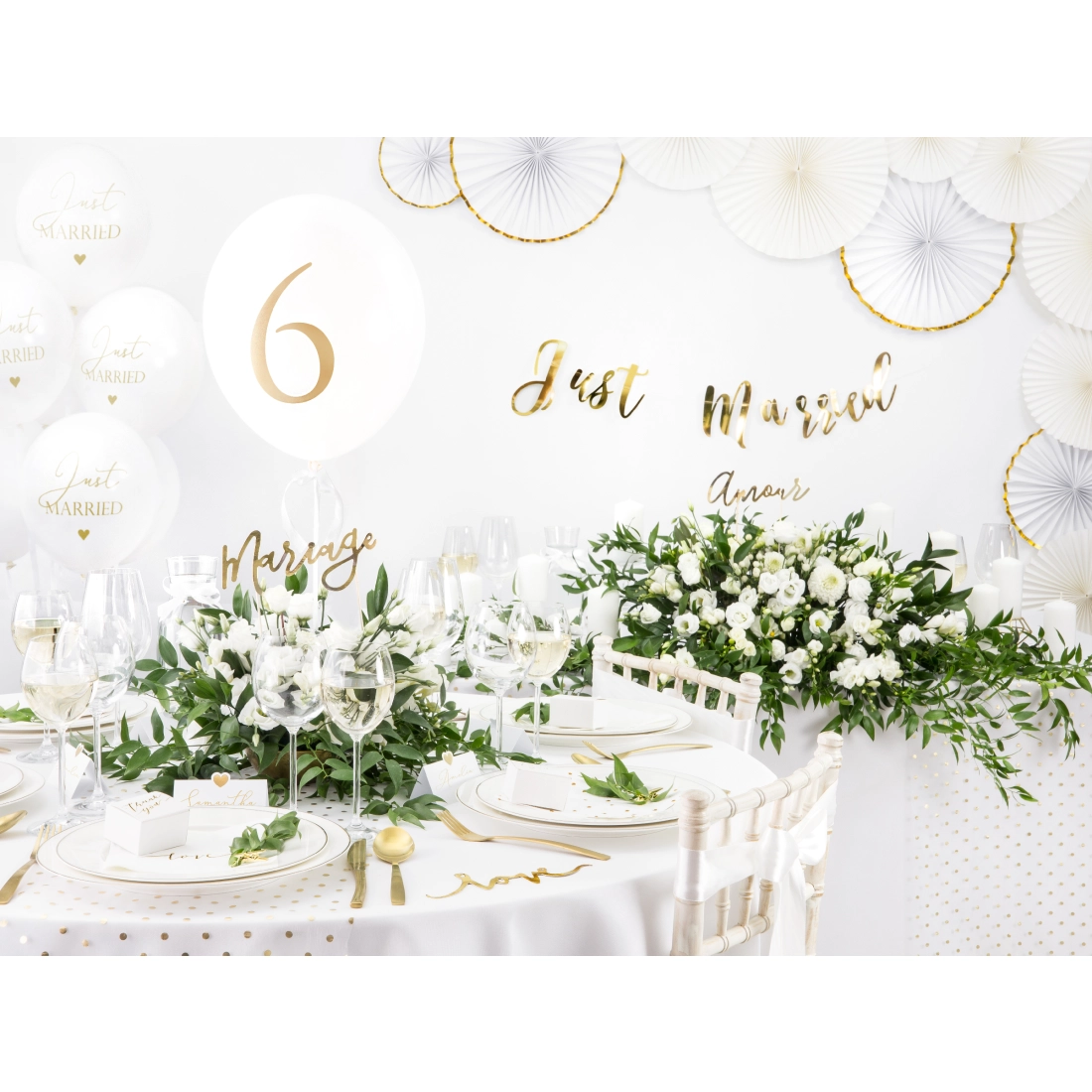 Cutii cadou albe cu inscripția 