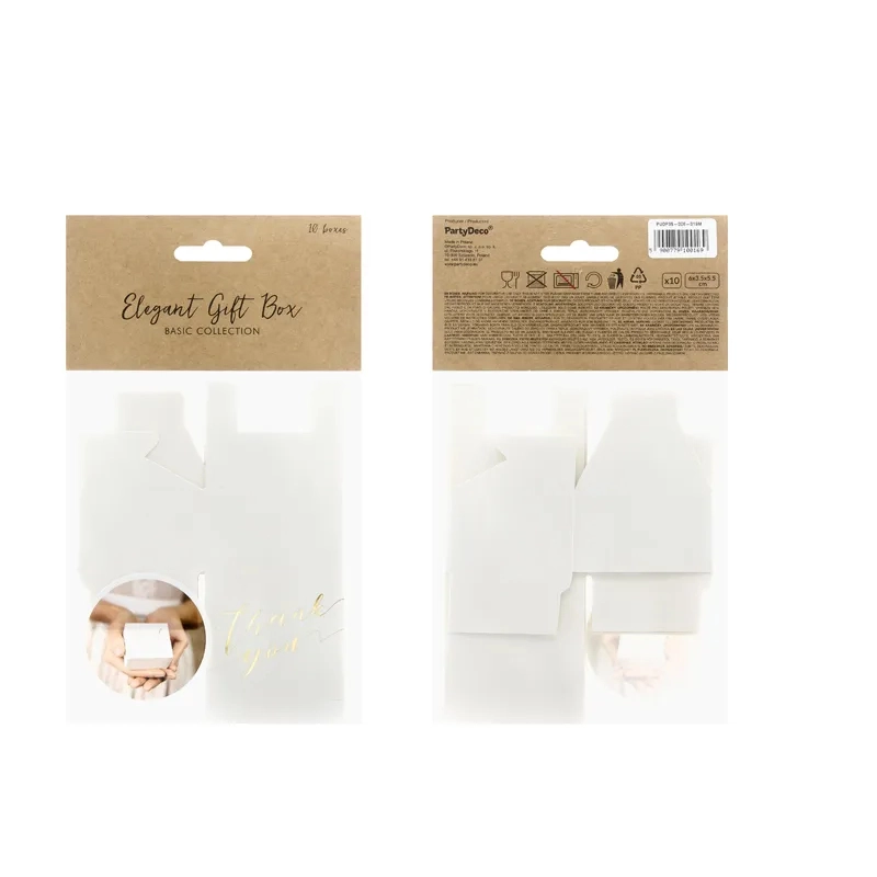 Cutii cadou albe cu inscripția 