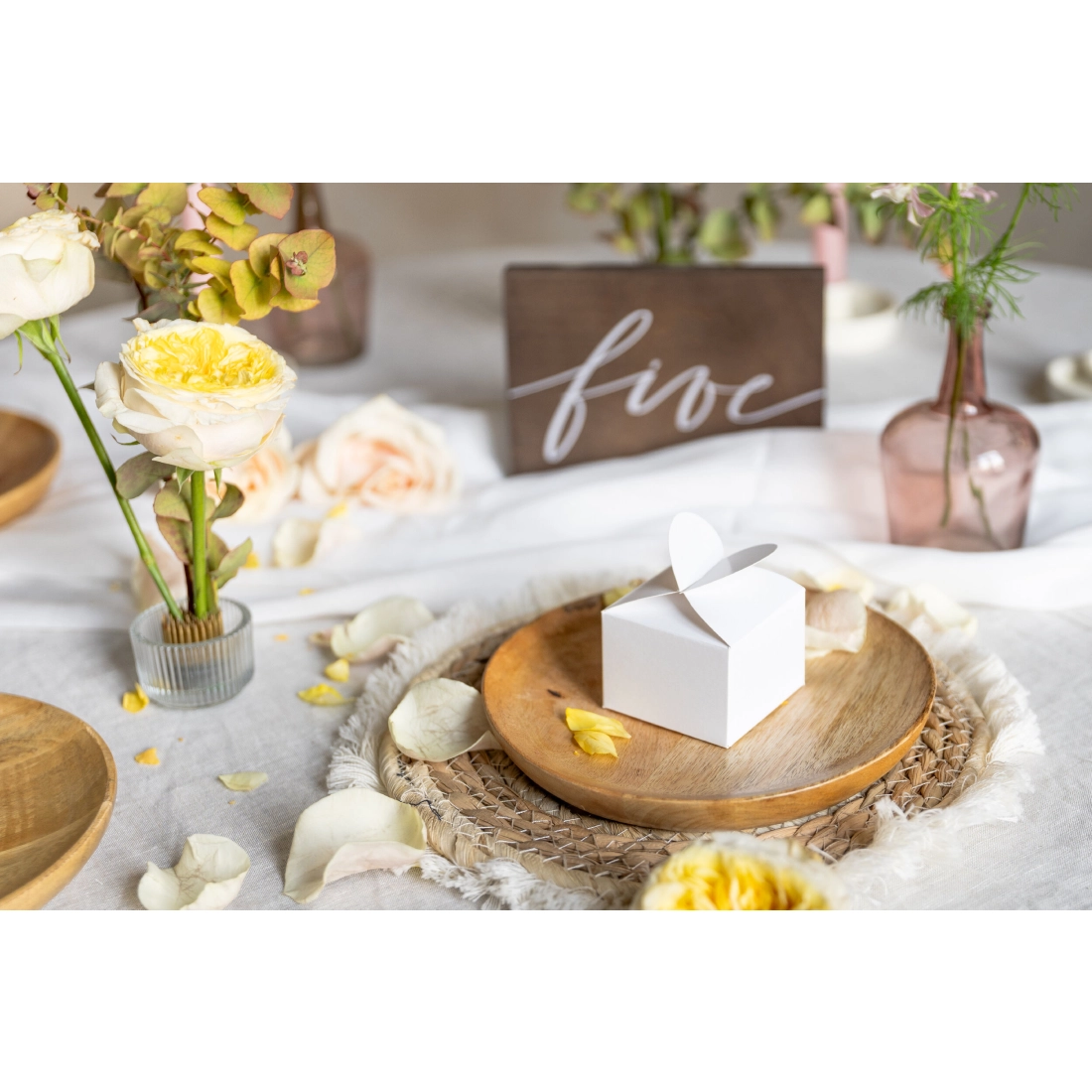 Cutii cadou albe cu închidere în formă de inimă 6x5x6 cm – 10 buc.