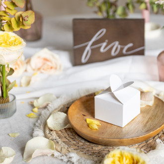 Bele darilne škatlice s srčastim zapiranjem 6x5x6 cm – 10 kosov