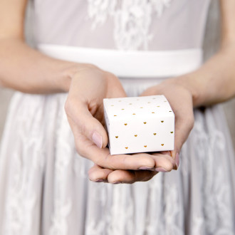 Bele darilne škatlice z zlatimi srčki 6 x 3,5 x 5,5 cm – 10 kosov