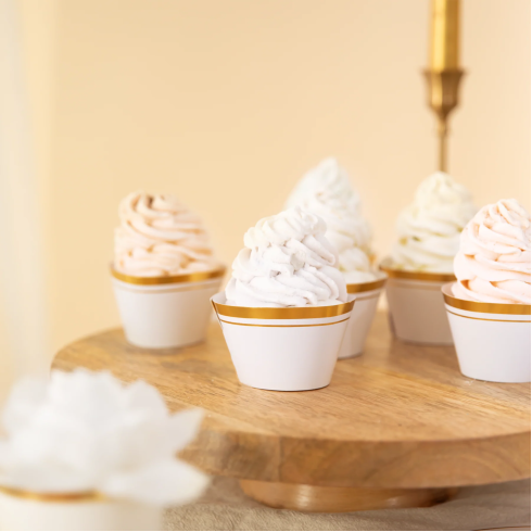 Fehér muffinpapírok arany díszítéssel – 6 db Fehér muffinpapírok arany díszítéssel – 6 db