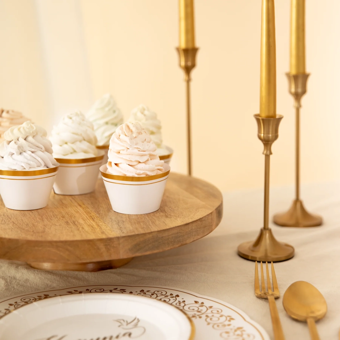 Cupe albe pentru brioșe cu decor auriu – 6 buc.