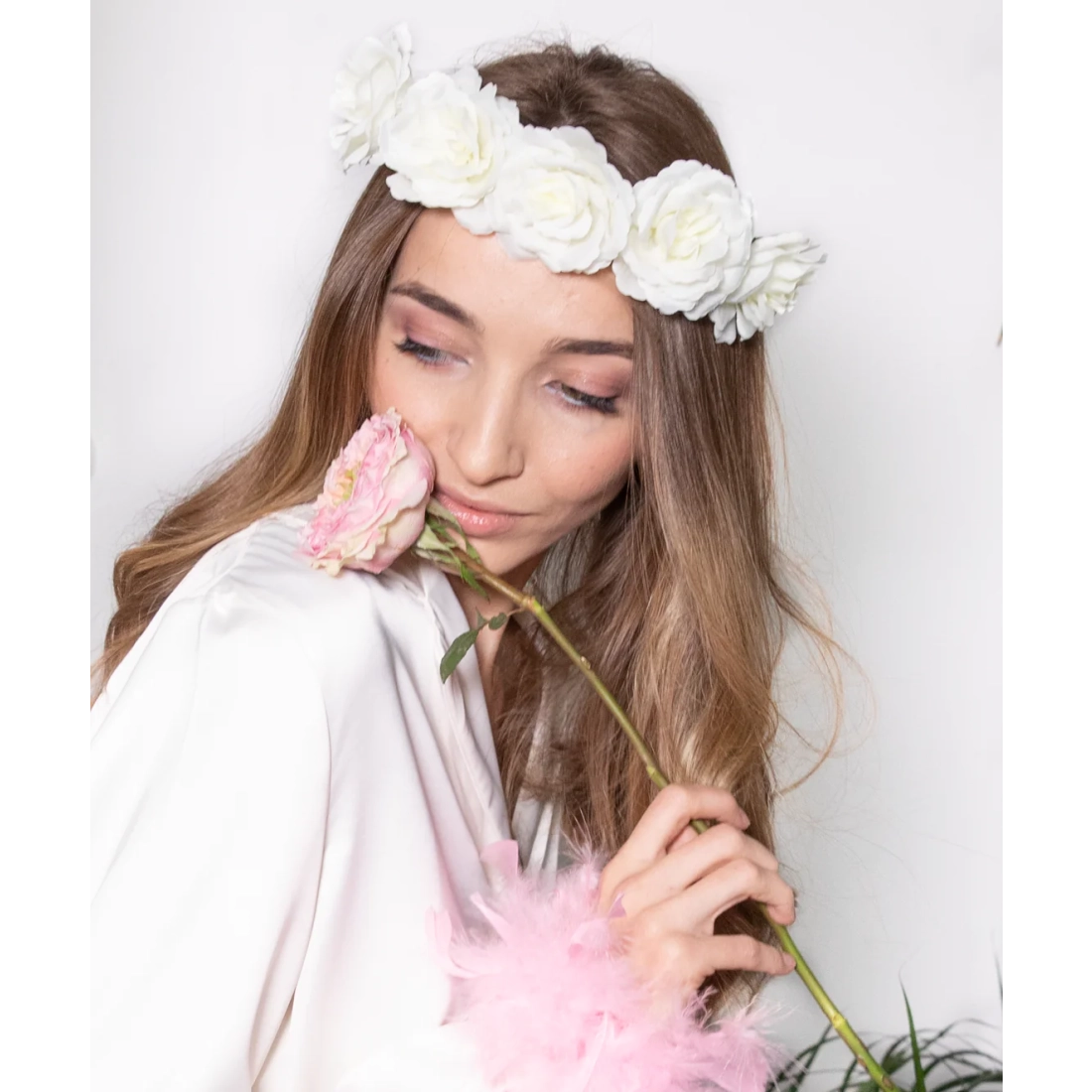 Coroniță albă pentru cap – accesoriu de păr pentru mirese și domnișoare de onoare