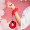 Cătușe de pluș roșii pentru petrecerea burlăcițelor – accesoriu sexy pentru o petrecere între fete