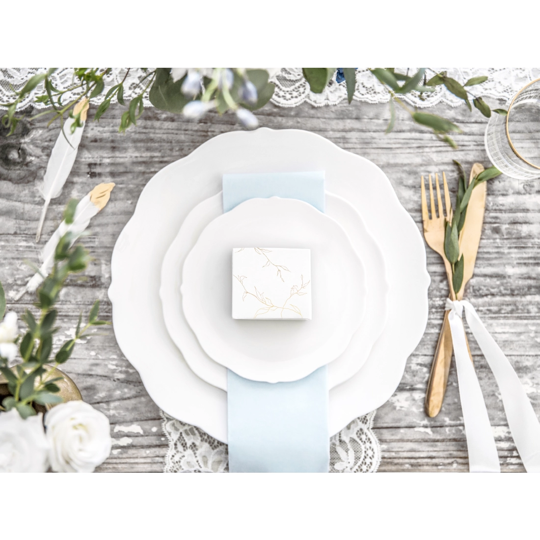 Cutiuțe cadou albe cu crenguțe aurii 6×3,5×5,5 cm – 10 buc.