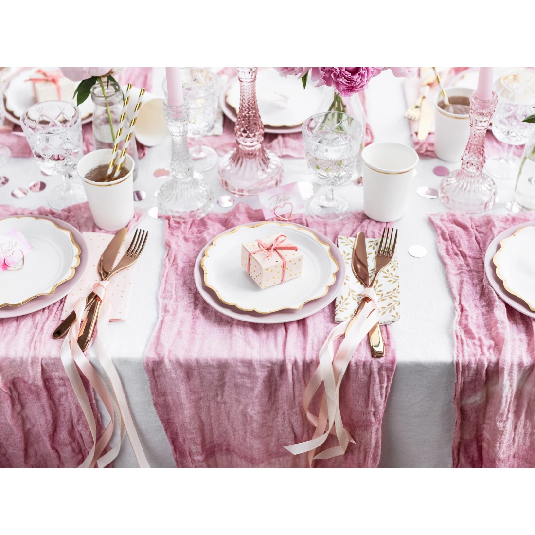 Cutii cadou roz deschis cu buline aurii 6 x 3,5 x 5,5 cm – 10 buc.