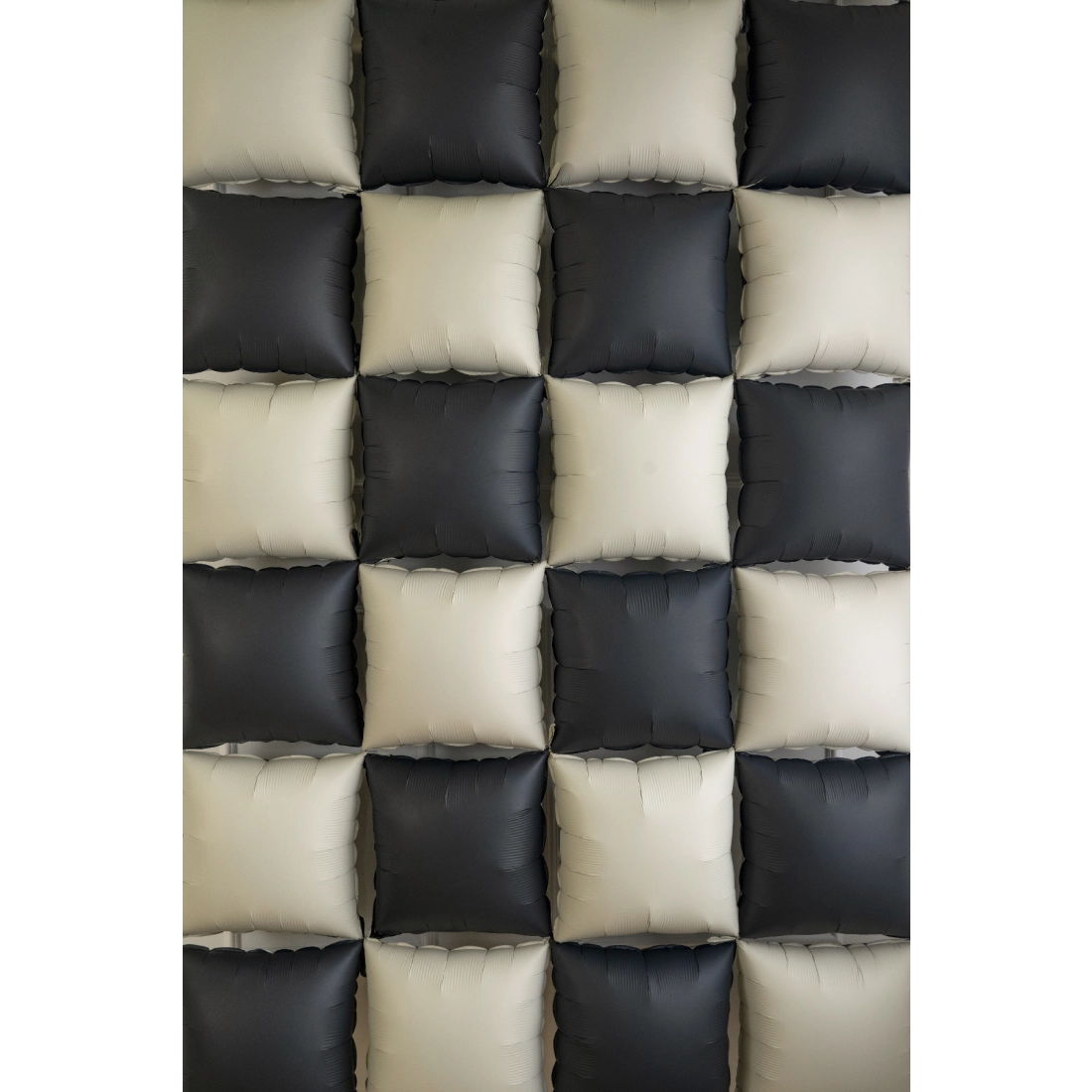 Kétoldalas fólia lufi függő dekoráció, négyzet alakú, fekete-bézs, 35 x 35 cm (1 csomag / 4 darab)