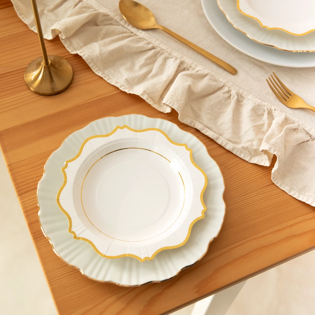 Farfurii din hârtie alb-aurii 18 cm – 6 buc.