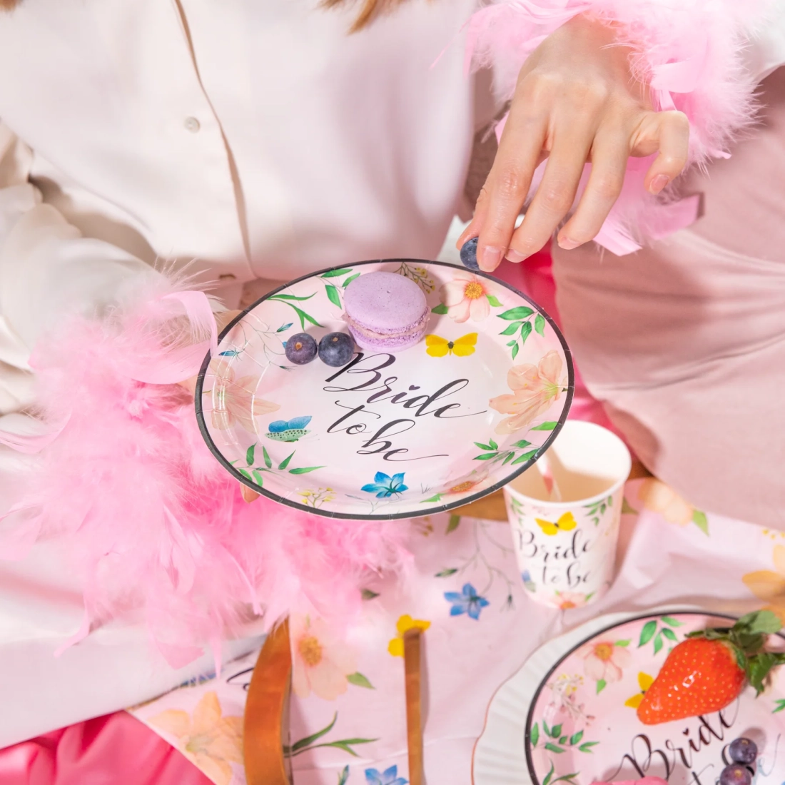 Papírtányérok „Bride to be” virágmintával, 18 cm, 6 db