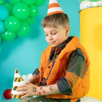 Zabavne party klobučki z motivom Avtomobili, 10 × 16 cm, komplet 6 kosov