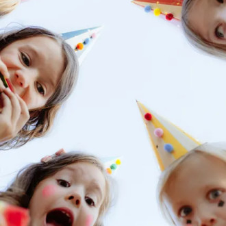 Party šeširići s pomponima 16 cm, 6 kom.