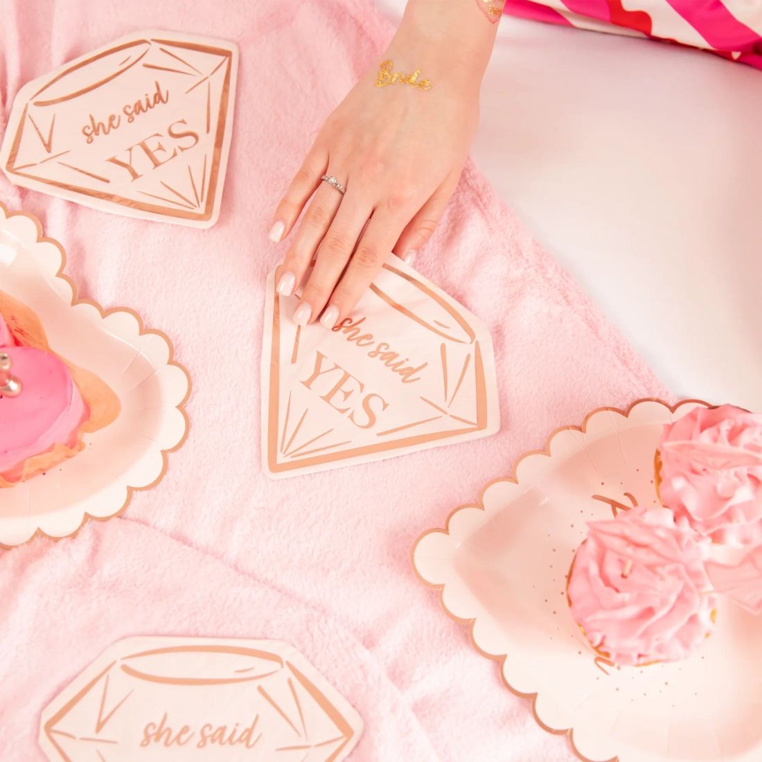 Șervețele Bride to Be roz-aurii – 10 buc.