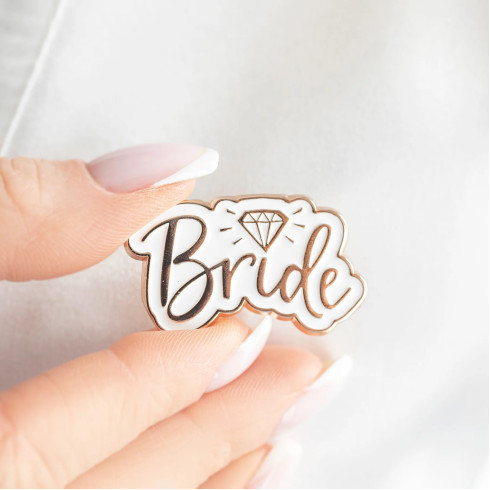 Esküvői kitűző menyasszonynak „Bride” rózsaarany színben Esküvői kitűző menyasszonynak „Bride” rózsaarany színben