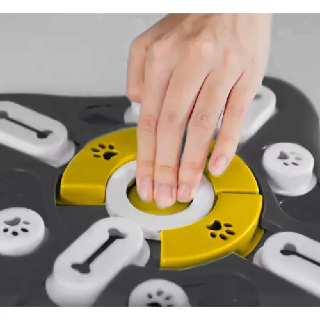 Interaktivní hračka pro psy na pamlsky, černo-žlutá