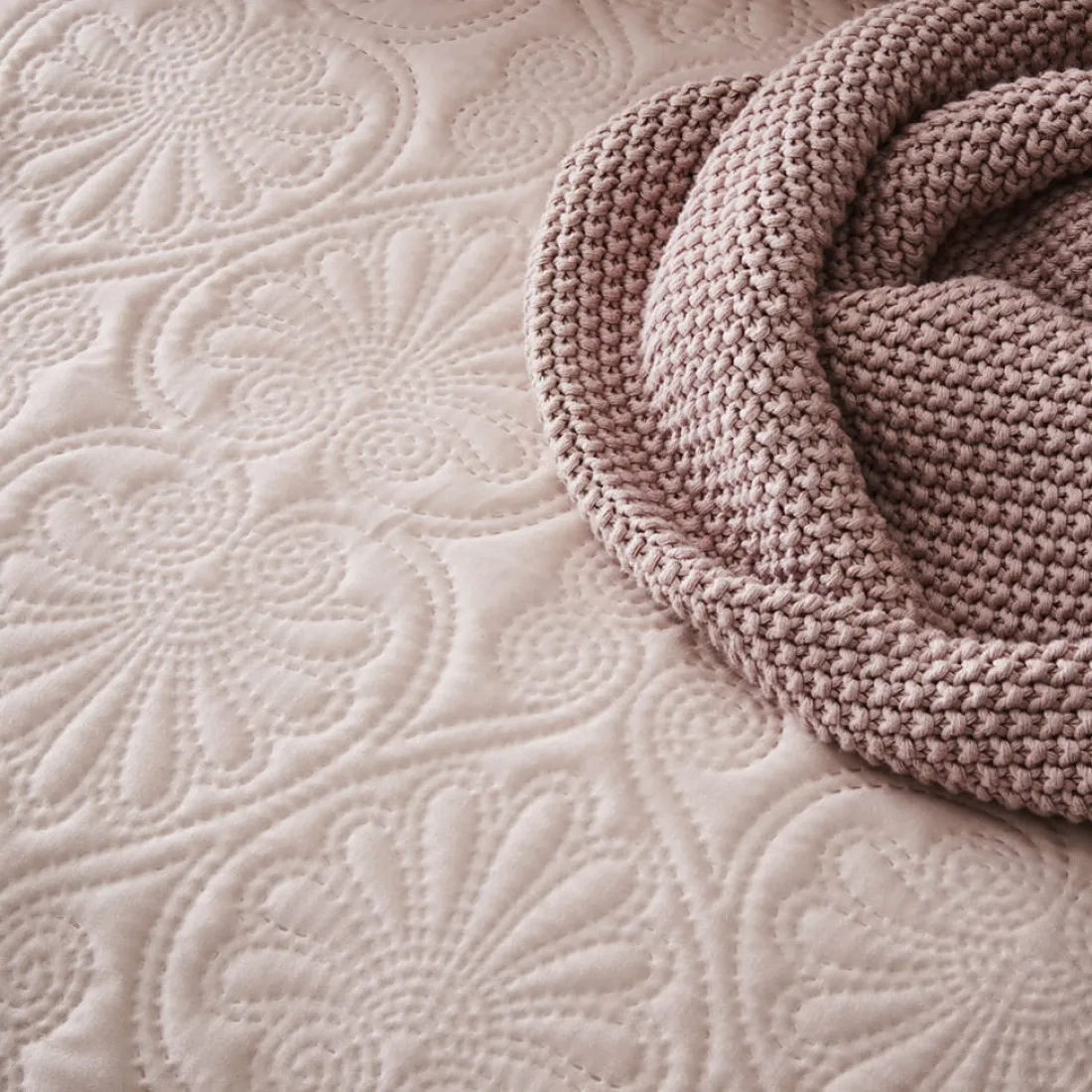 Elegantný pudrový prehoz na manželskú posteľ Leila 220x240 cm