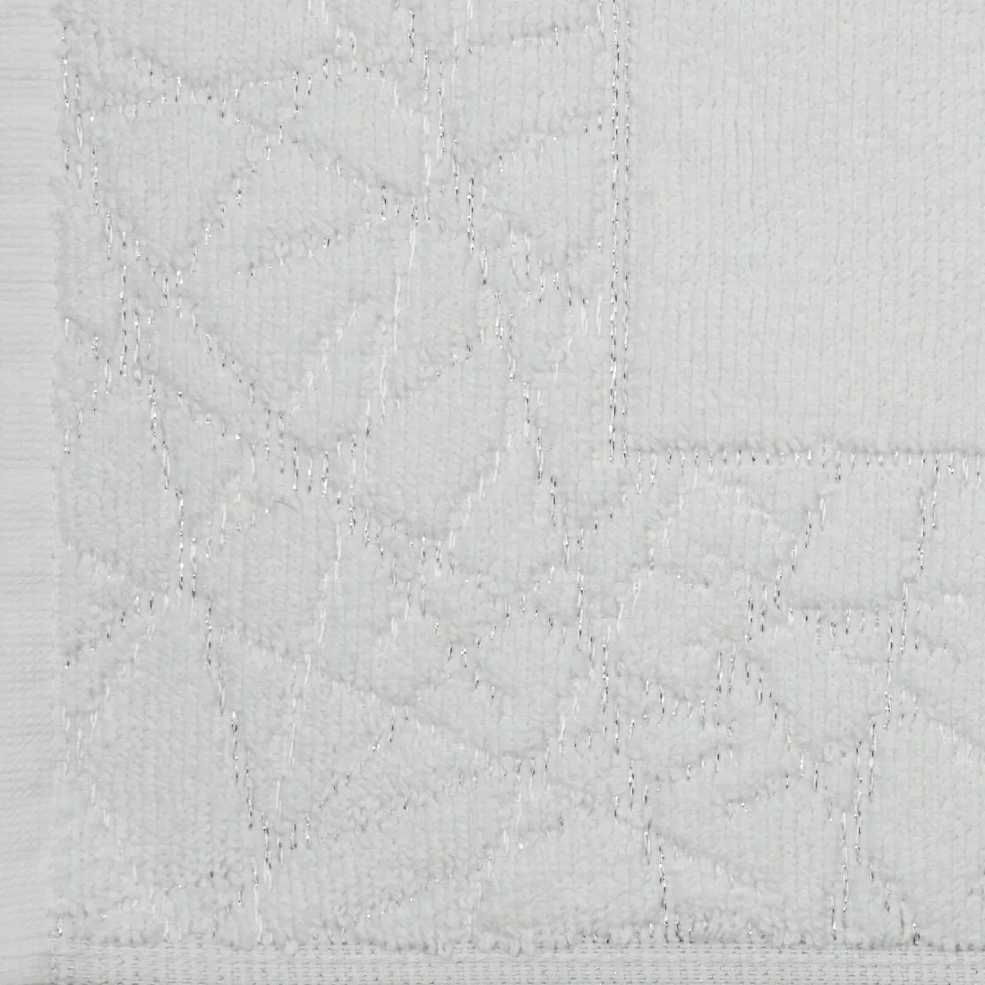 Kúpeľňový koberec zdobený geometrickým vzorom 50x70 cm - biely