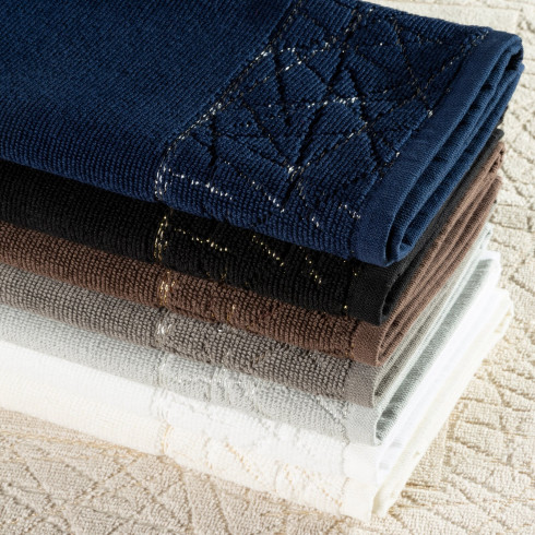 Koupelnový kobereček zdobený geometrickým vzorem 50x70 cm - bílý