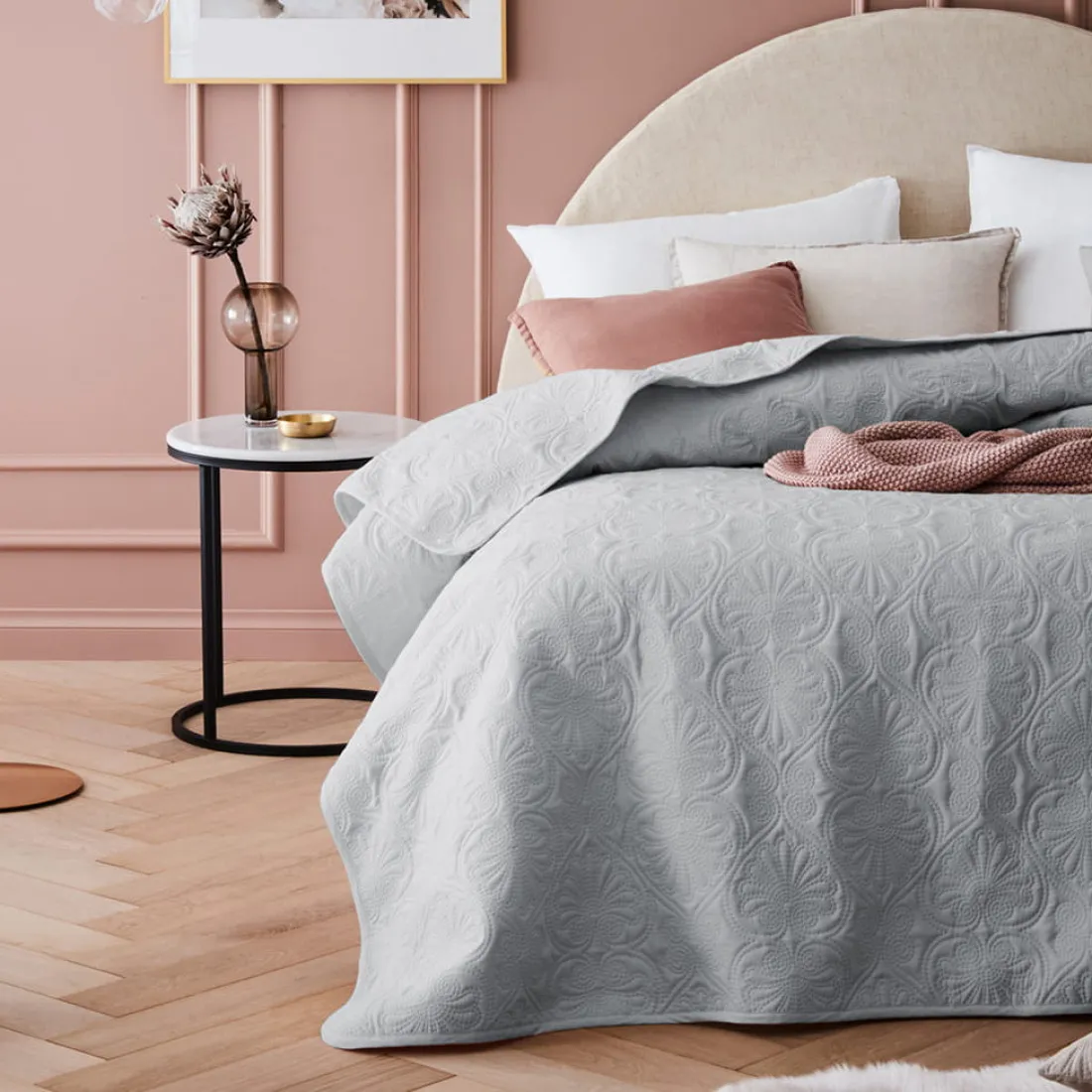 Svetlo sivý prehoz na manželskú posteľ Leila 200x220 cm