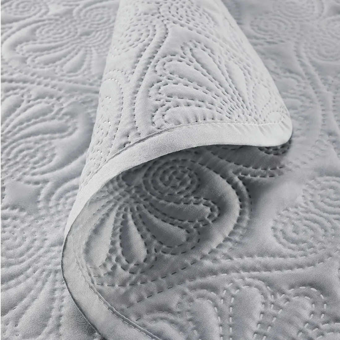 Svetlo sivý prehoz na manželskú posteľ Leila 200x220 cm