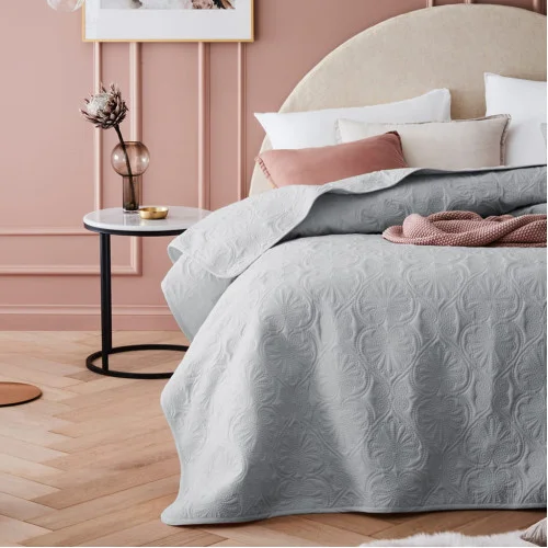 Svetlo sivý prehoz na manželskú posteľ Leila 200x220 cm