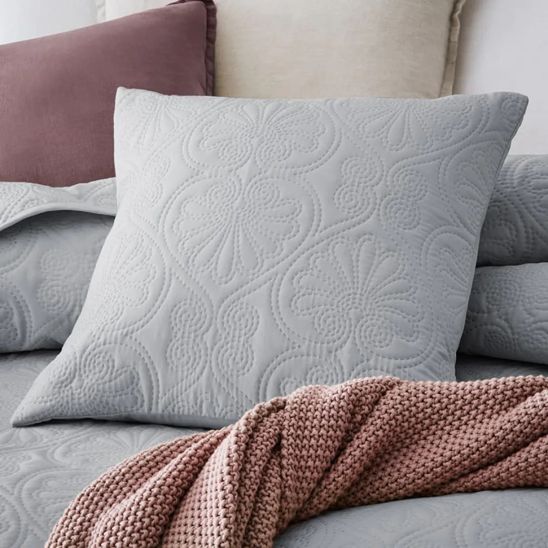 Svetlo sivý prehoz na manželskú posteľ Leila 200x220 cm