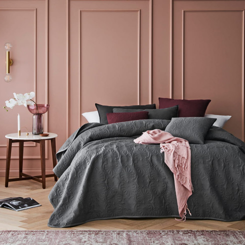 Tmavo sivý prehoz na manželskú posteľ Leila 220x240 cm
