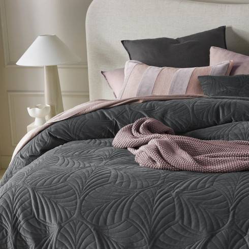 Velúrový prehoz na posteľ Feel - tmavo sivý 200x220 cm Velúrový prehoz na posteľ Feel - tmavo sivý 200x220 cm