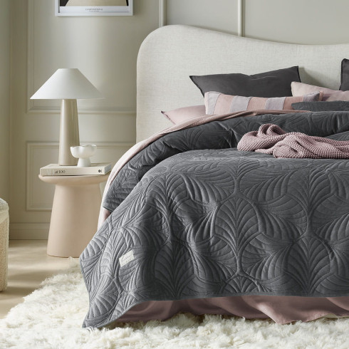 Velúrový prehoz na posteľ Feel - tmavo sivý 200x220 cm Velúrový prehoz na posteľ Feel - tmavo sivý 200x220 cm